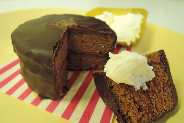 チョコレートケーキの王様 ローソン ザッハトルテ アプリコットジャム を実食 もぐナビニュース もぐナビ