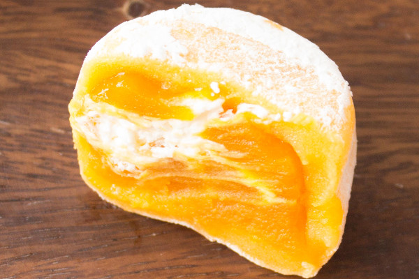 オレンジ色の餡と求肥に白いクリームが映える。