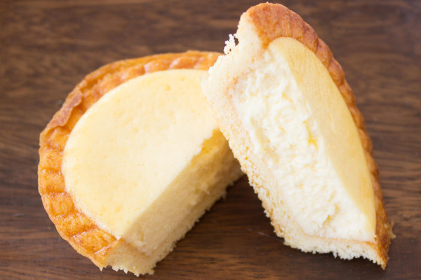 クリームチーズがタルト生地にたっぷり詰まっている。