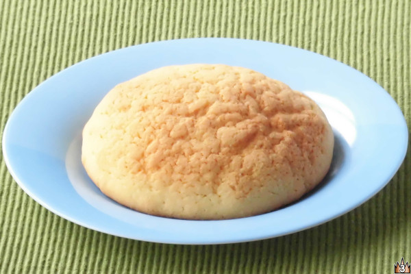 発酵バターと卵たっぷりのブリオッシュ生地に、ゲランドの塩をほどよく利かせたクッキー生地をかぶせて焼き上げたメロンパン。