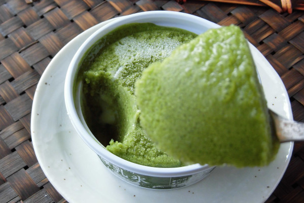 濃緑色の抹茶氷の中に練乳がとろり。