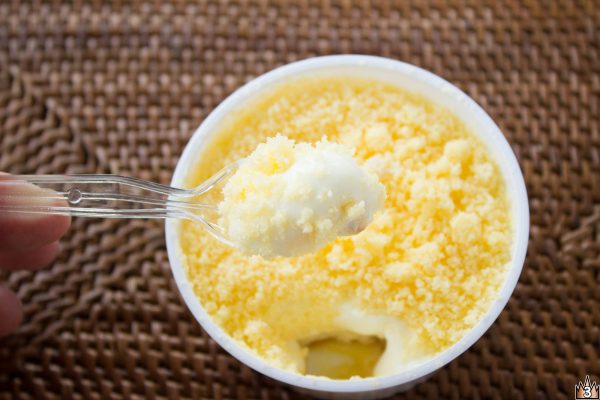 カスタードクリームとチーズムースの上に、ふわふわのスポンジクラムが敷き詰められている。