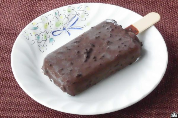 たっぷり生クリーム入りミントアイスにチョコチップ、生チョコを混ぜてココアクランチ入りのパリパリチョコでコーティング。