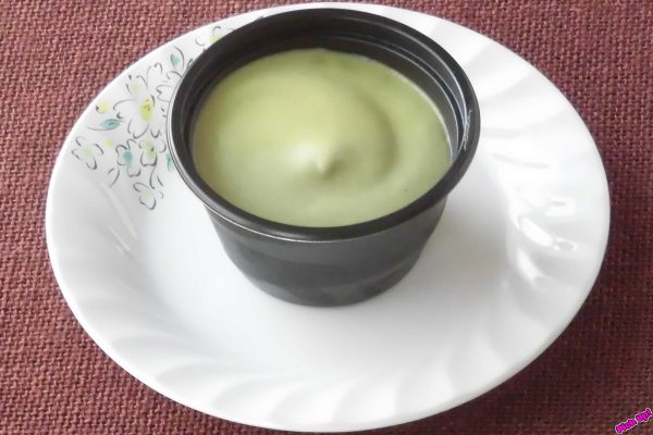 茶筅で点てたような泡を乗せ、底には北海道産きたまろんの粒あんを敷いた抹茶プリン。