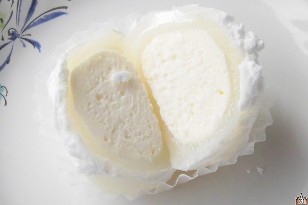 半透明のお餅の中にはエアリーなチーズクリーム。