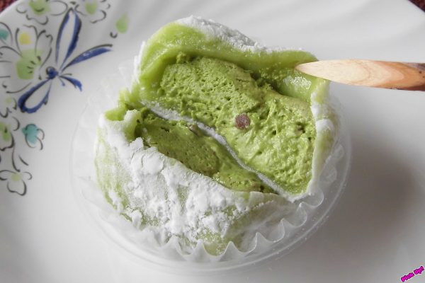 緑のお餅に緑のクリーム、そしてちらほらチョコチップが。