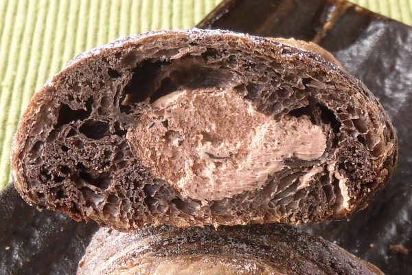 生地より一段明るいチョコホイップには削りチョコチップ入り。