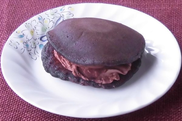 チョコレート色のどら焼き生地の間から、チョコホイップやチョコソースが覗いています。