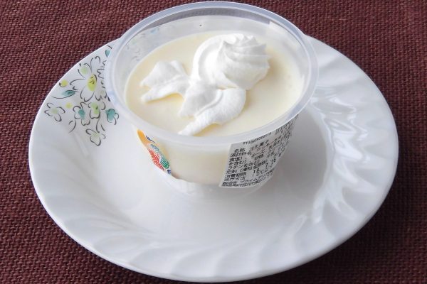 クリーム色のレアチーズに絞られた純白のホイップクリーム。