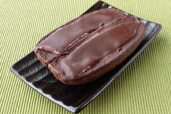 コッペパンを“ひらき”にして、断面をチョコで覆ってあります。