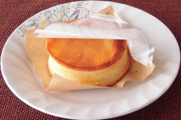 セルクルを使って焼いたパンケーキのような、きれいな円筒形。