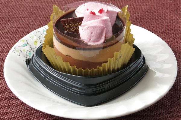 チョコ色モノトーンの円筒形をしたプチケーキ。