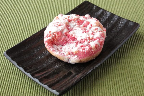 白とピンクのクッキークランチで覆われています。