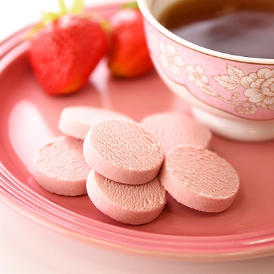ピンク色のひと口サイズ ファミマ とろけるチョコクッキーいちご 全国で新発売 もぐナビニュース もぐナビ