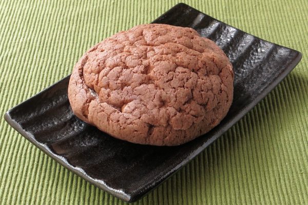 チョコクッキーのようなごつごつした茶色い皮に覆われたメロンパン。