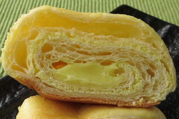薄黄色のビスケットと白いデニッシュが渦を巻く中心に、やはり薄黄色のレモンクリーム。