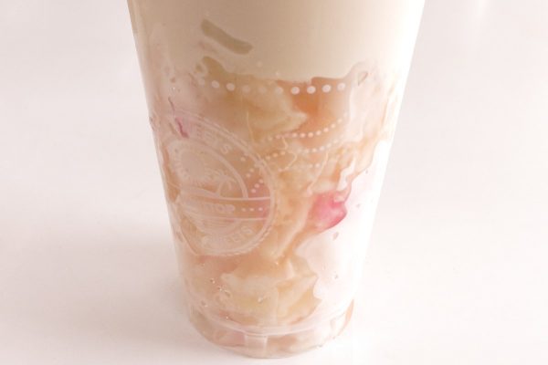 カップの中は冷凍白桃スライスがぎっしり詰まっています。