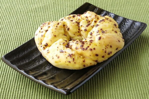 黄色いバナナシュガーに覆われたドーナツ型のパン。