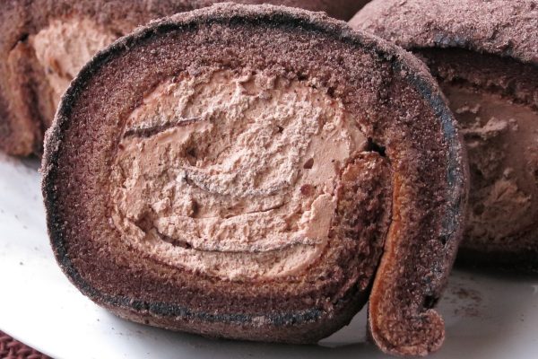 巻き込まれたチョコホイップは生チョコソース入りでマーブル模様。