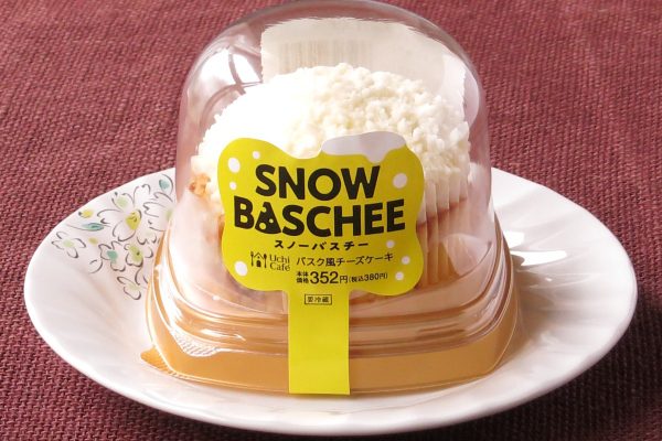 濃厚なチーズケーキにふわふわチーズクリームを乗せ、ローストアーモンドをアクセントにあしらった冬のプレミアムバスチー。