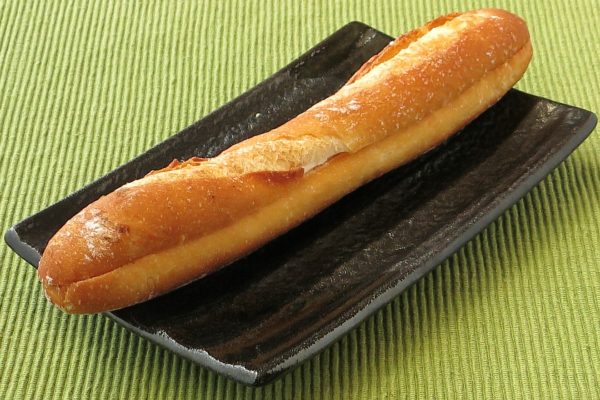 クープが2本入った、ごく細長いフランスパン。