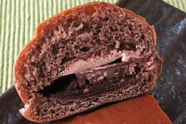 チョコ入りの生地の間にはチョコホイップとチョコクリーム、そして分厚いパフ入り板チョコ。