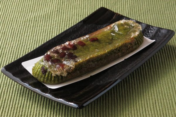 かのこ小豆入りの透明ともっちり深緑、2層になった長円形のケーキ。