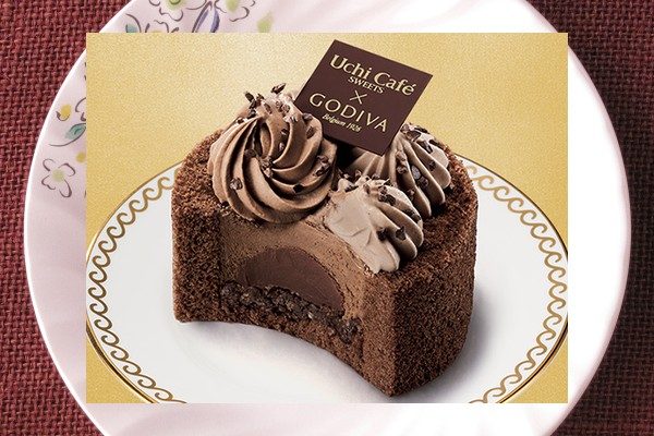 チョコ色のロールケーキの上に、渦のように絞られた2種のチョコクリーム。