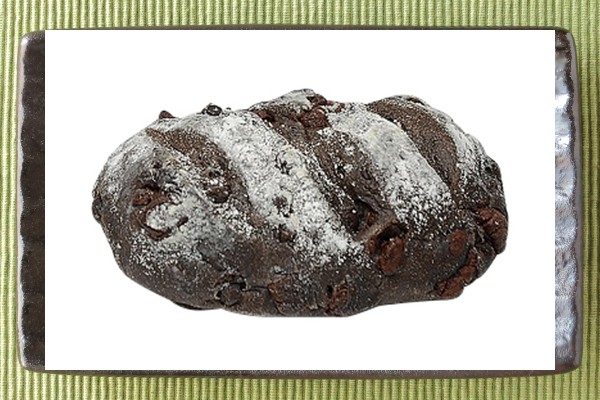 ココアとチョコチップをソフトなフランスパン生地に練り込み、ほろ苦く濃厚な味わいに焼き上げた菓子パン。