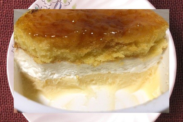 白いカップに収まり、表面をカラメリゼされたチーズケーキ。