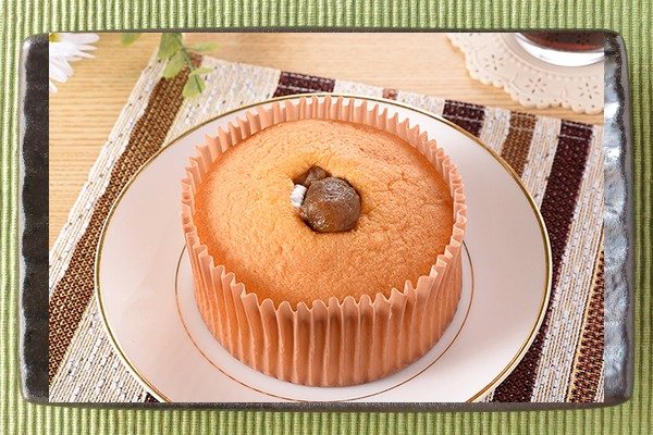 甘栗入りホイップをシフォンの中央に入れ、甘栗をトッピングしたケーキ。