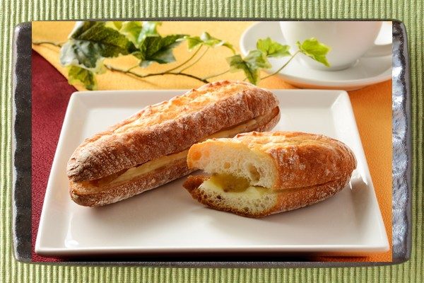 鹿児島県産安納芋の餡とグラスフェッドバターをサンドした、甘じょっぱいフランスパン。