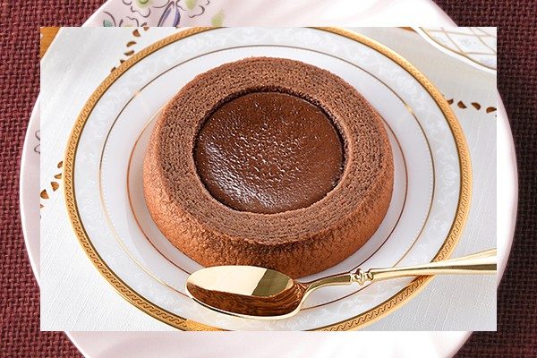 生チョコを練り込んだチョコケーキ生地を、シロップを染み込ませたチョコバウムクーヘンに充填して焼き上げたケーキ。