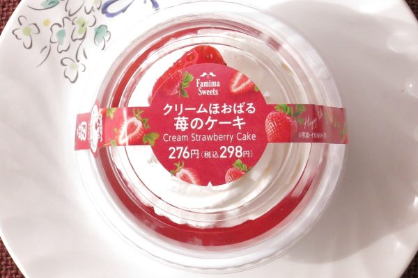 苺ダイス・練乳ミルクムースをスポンジで挟み、北海道産生クリーム入りホイップをたっぷり絞って苺をトッピングしたケーキ。