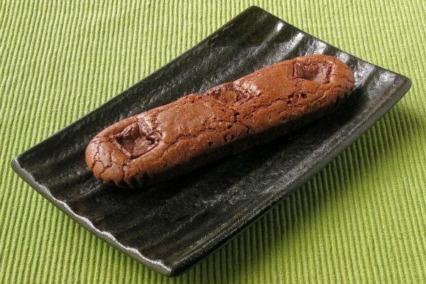 細長い小判型のチョコレート生地。