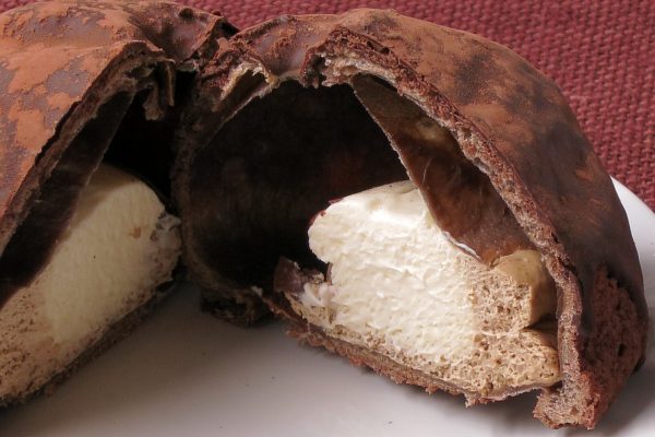 チョコ色の皮の中には純白とコーヒー色、2種のクリーム。