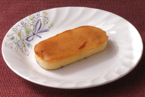厚手の長円型をしたチーズケーキ。