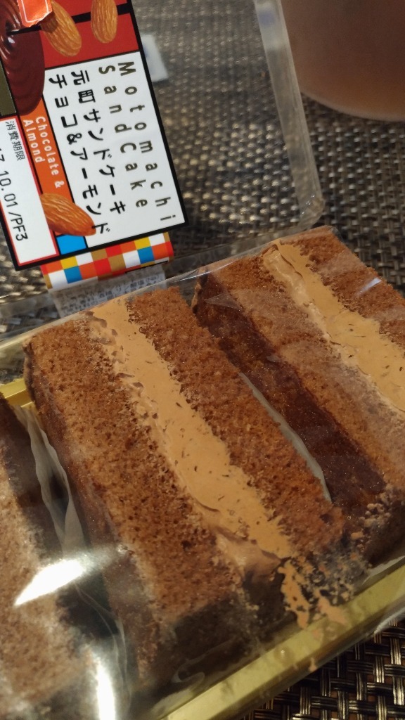 ふわふわのなかにこりっと アトリエ神戸 元町サンドケーキ アーモンドチョコクリーム のクチコミ 評価 レビュアーさん もぐナビ